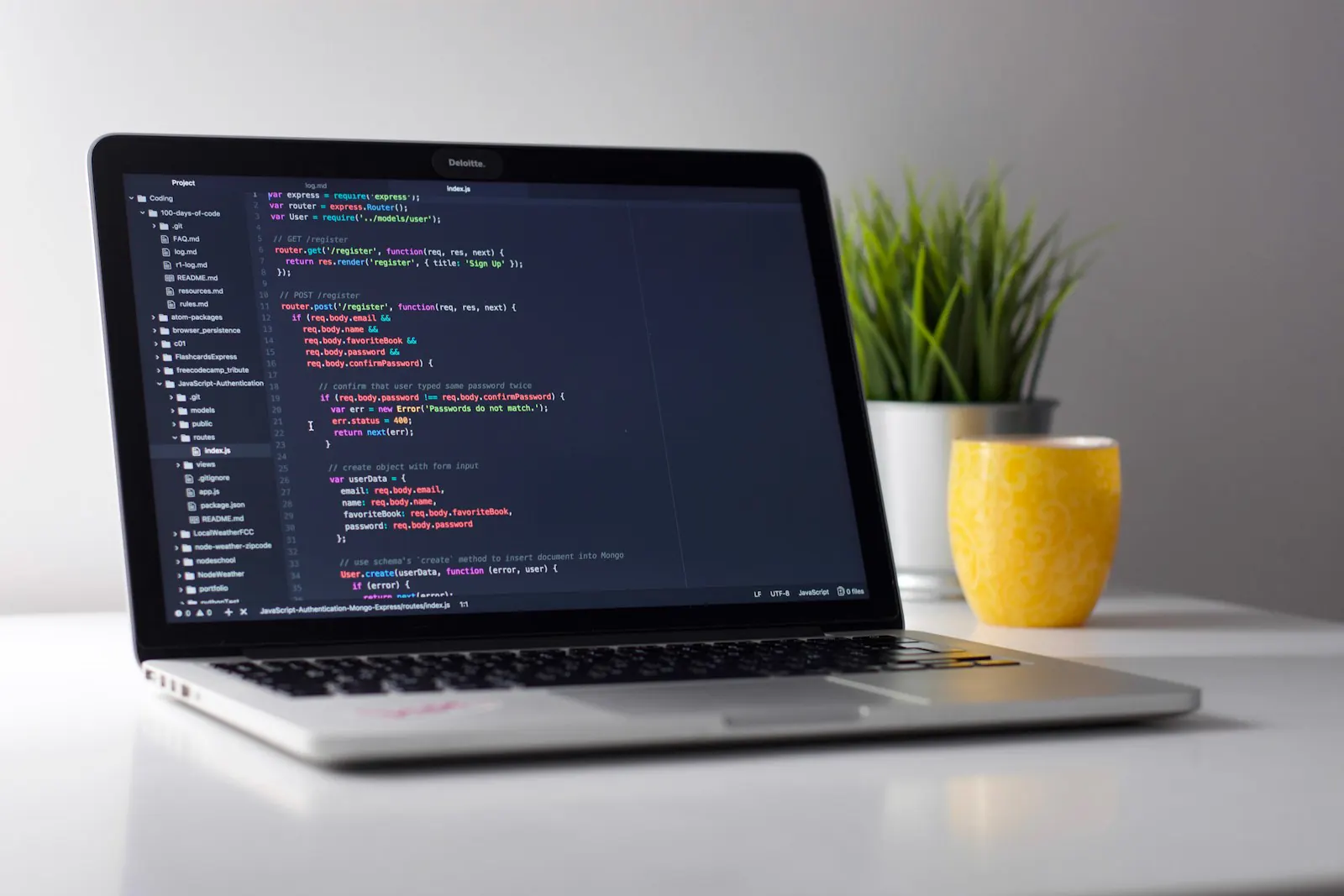 ノーコードと専用開発の適合条件を匿名表示する画面